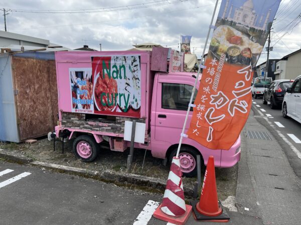 ピンクのキッチンカー